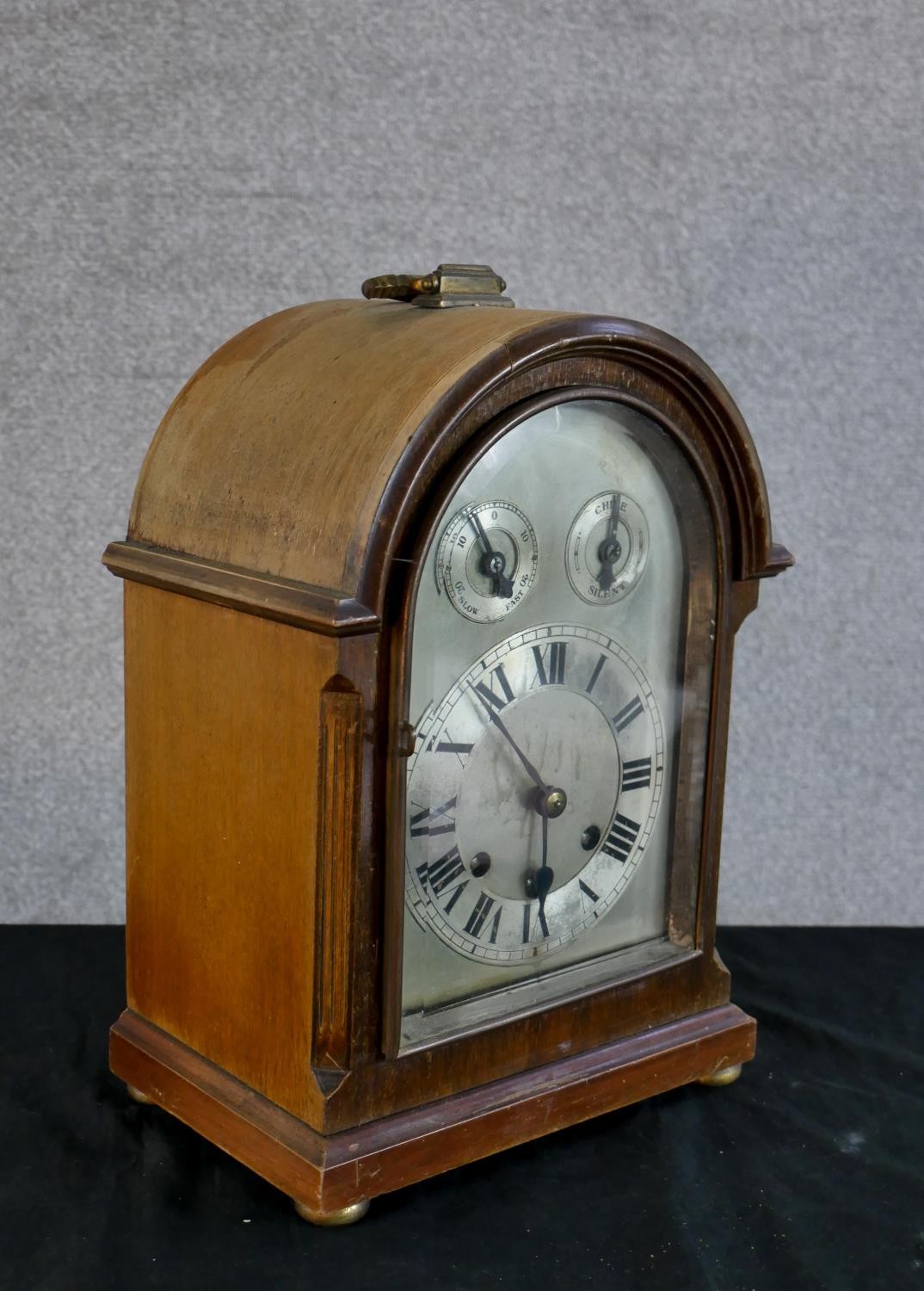 An early 20th century mahogany cased dome topped mantle clock, the silvered dial with two subsidiary - Image 4 of 5