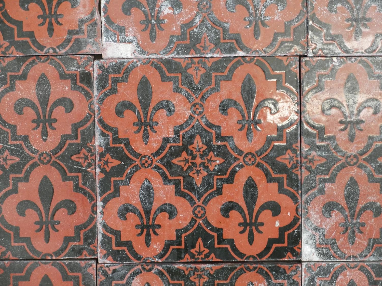 Thirty nine 19th century square Minton terracotta tiles, decorated with black fleur de lis - Image 4 of 5