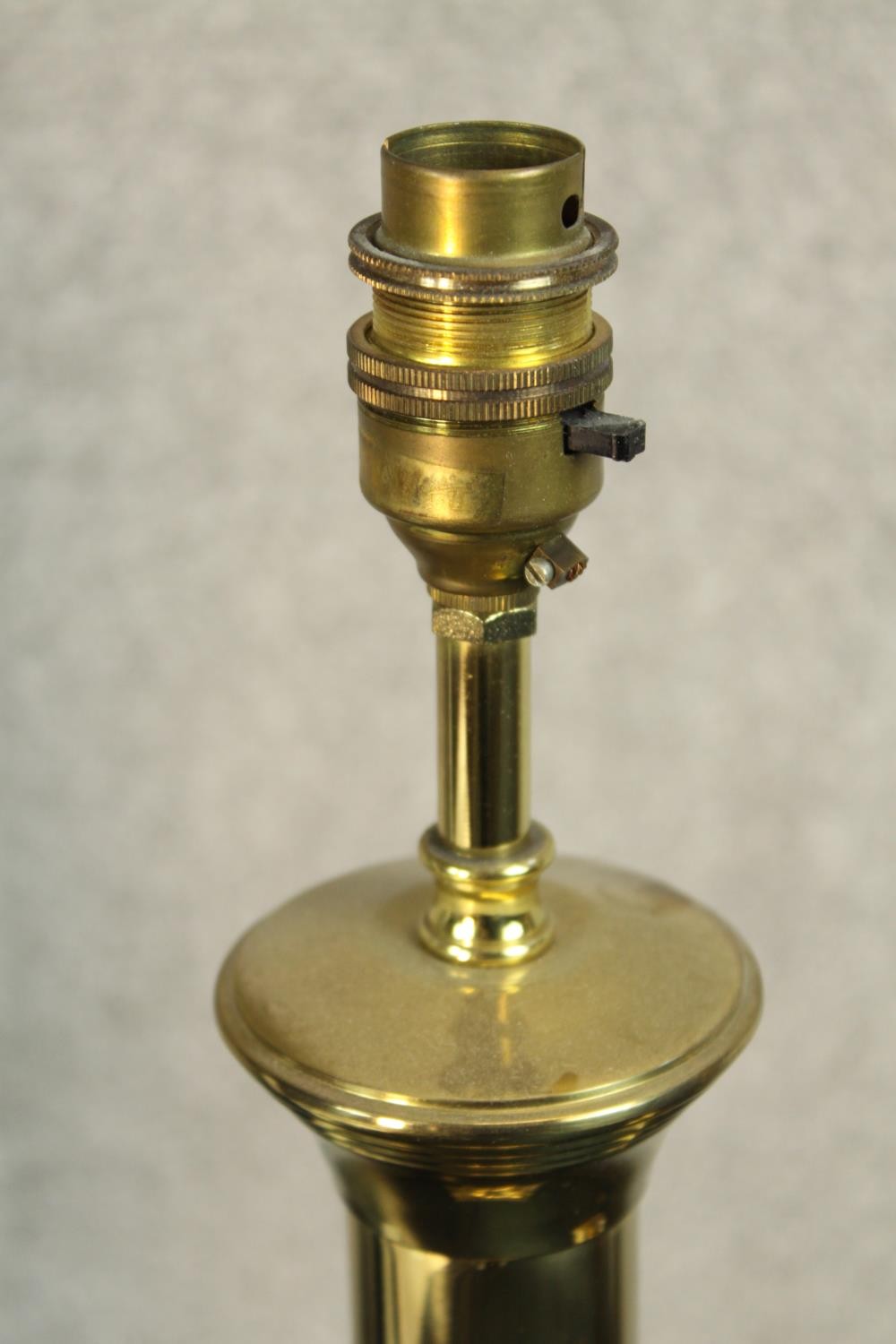 A pair of 20th century brass cylindrical table lamps raised on stepped square bases. H.44cm. - Image 3 of 4