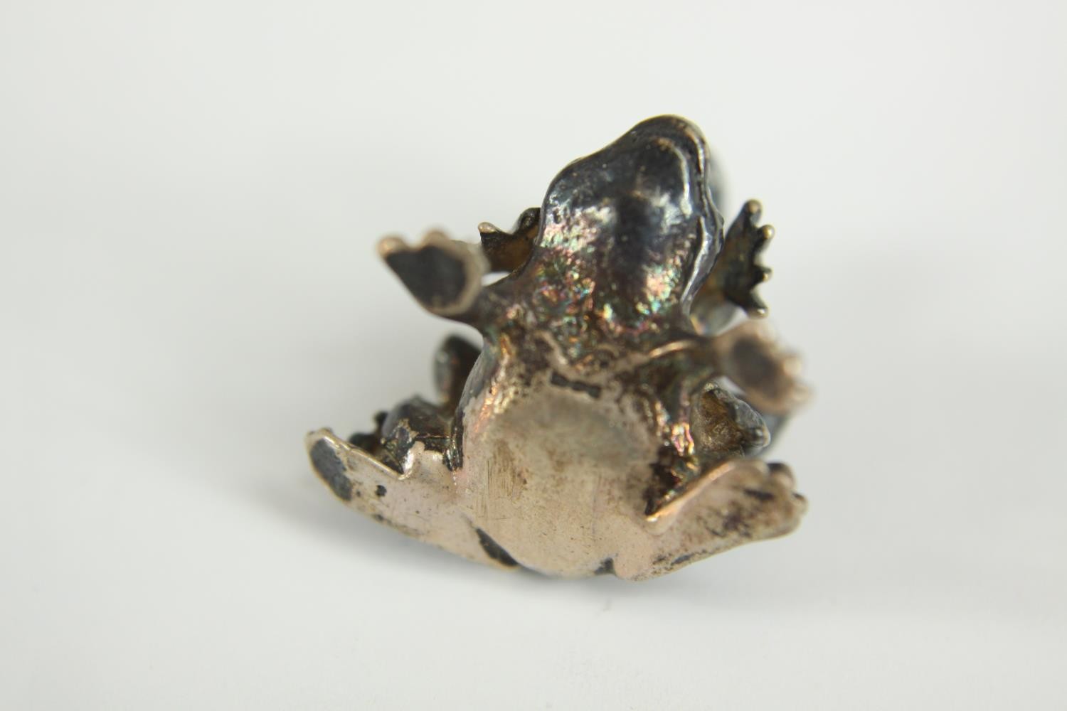 A pair of mating silver frogs along with a painted pewter frog on a rock. H.4cm. (largest) - Image 10 of 11