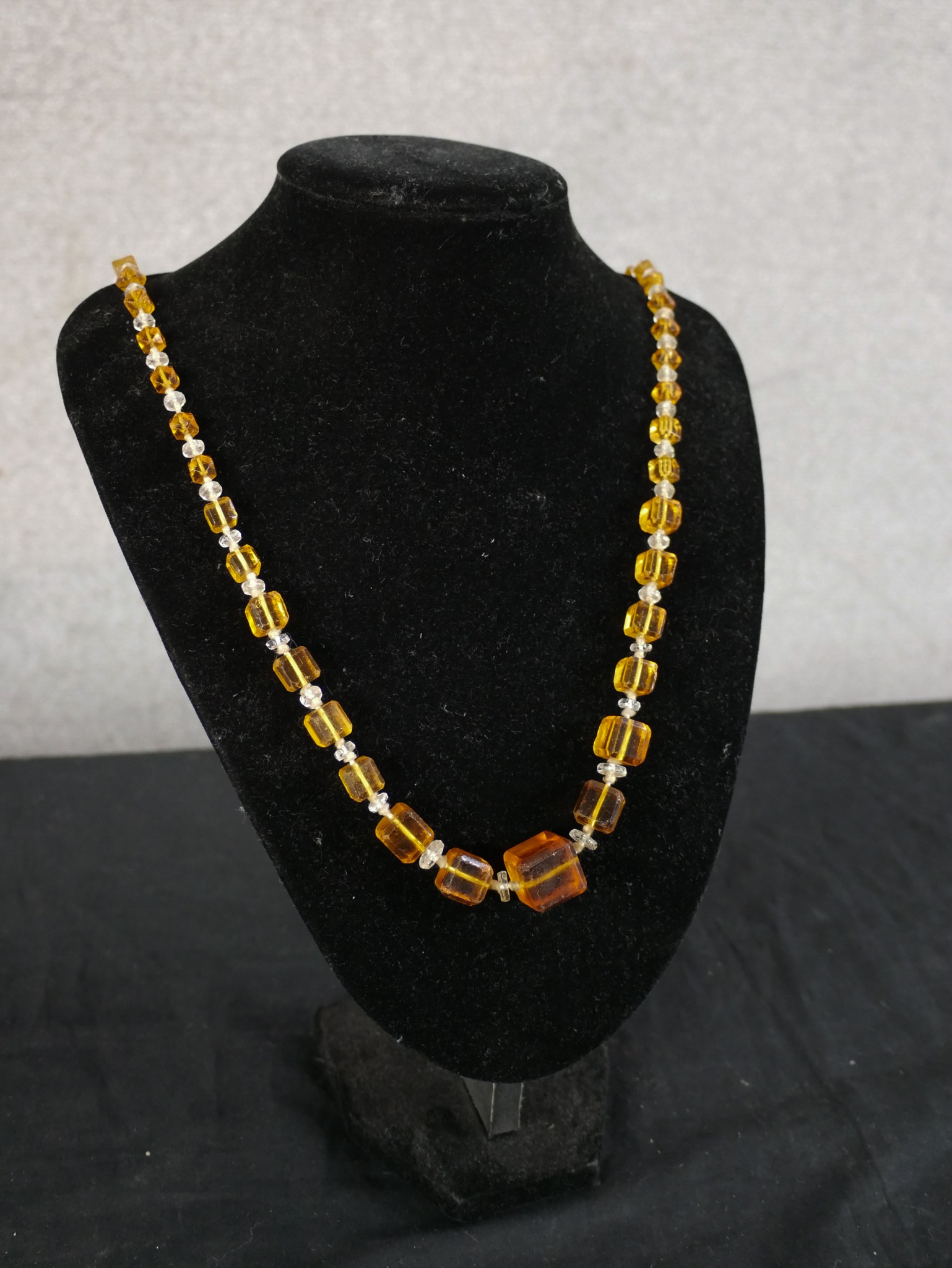 Five vintage necklaces, including an alabaster drop bead necklace, a Czech amber glass cube bead - Image 6 of 10