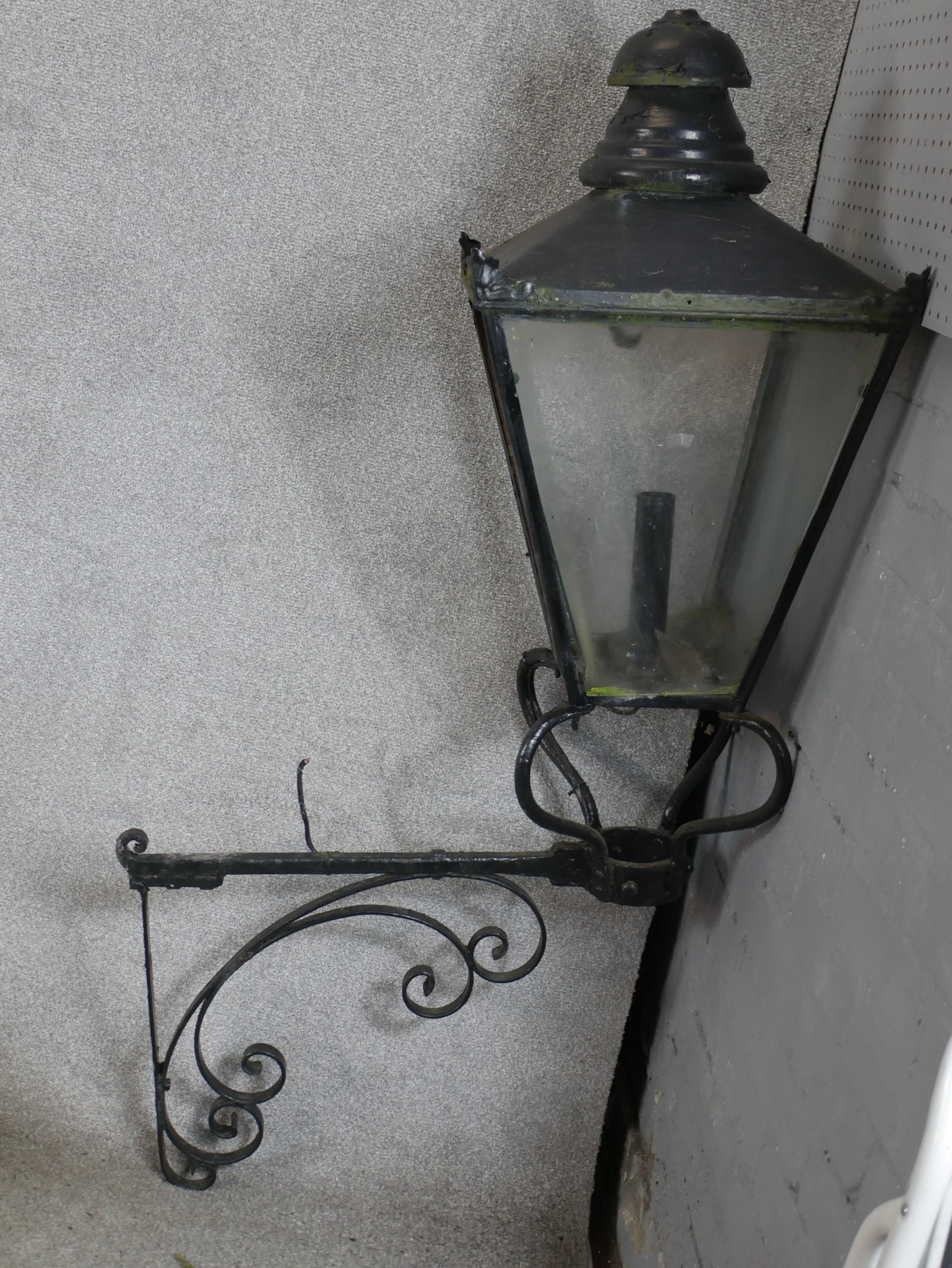 A painted wrought iron Victorian style wall mounted lamp (converted to electricity) H.145 W.75 D. - Image 3 of 5