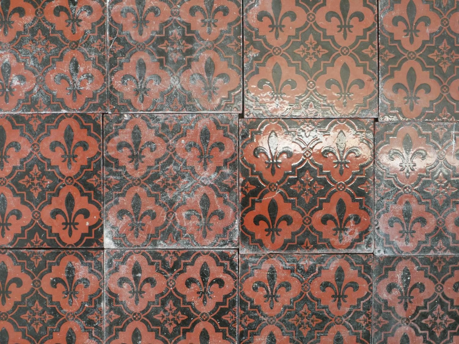 Thirty nine 19th century square Minton terracotta tiles, decorated with black fleur de lis - Image 3 of 5