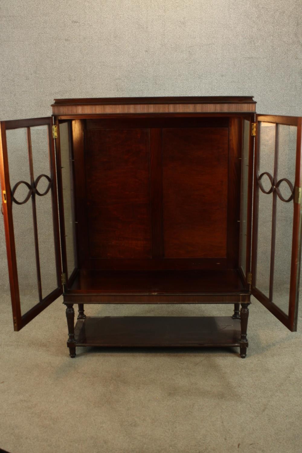 A late 19th/early 20th mahogany twin door display cabinet raised on turned supports and shelf - Image 5 of 5
