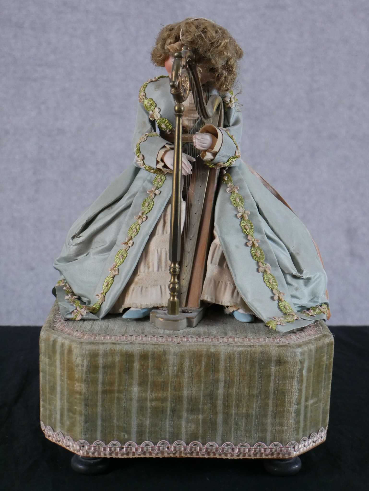 A 20th century Reuge of Switzerland musical automaton in the form of a lady playing the harp - Image 3 of 5