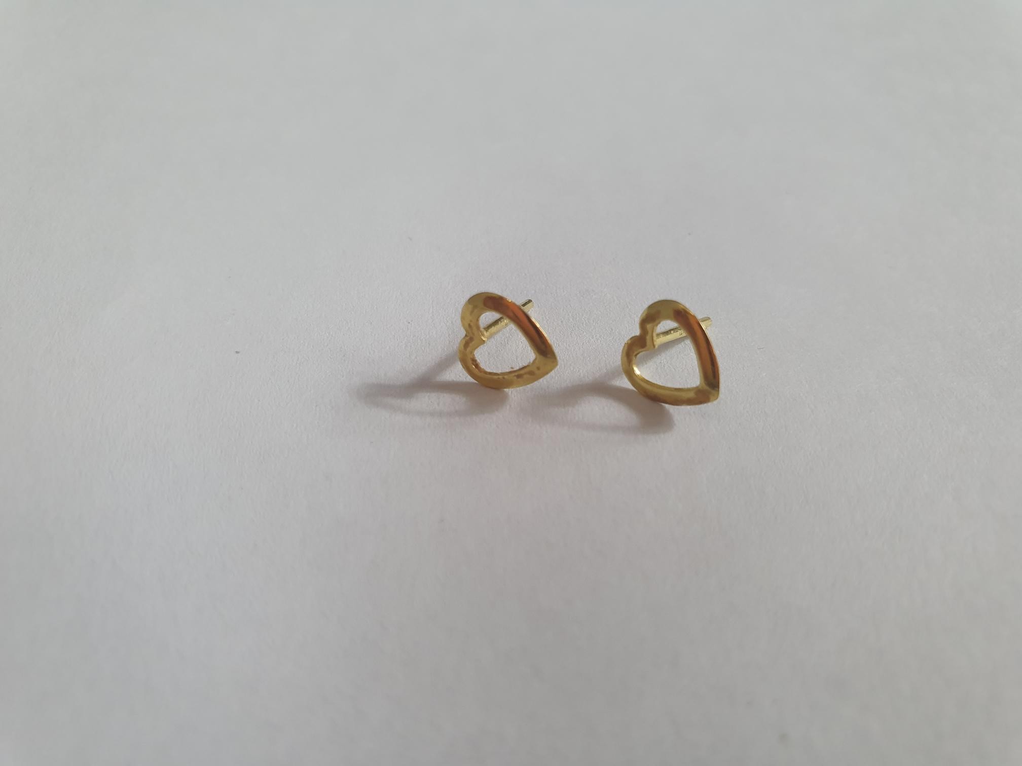 Three pairs of 9ct gold earrings and a single engraved 9ct rose gold hoop earring. The two pairs - Image 2 of 4