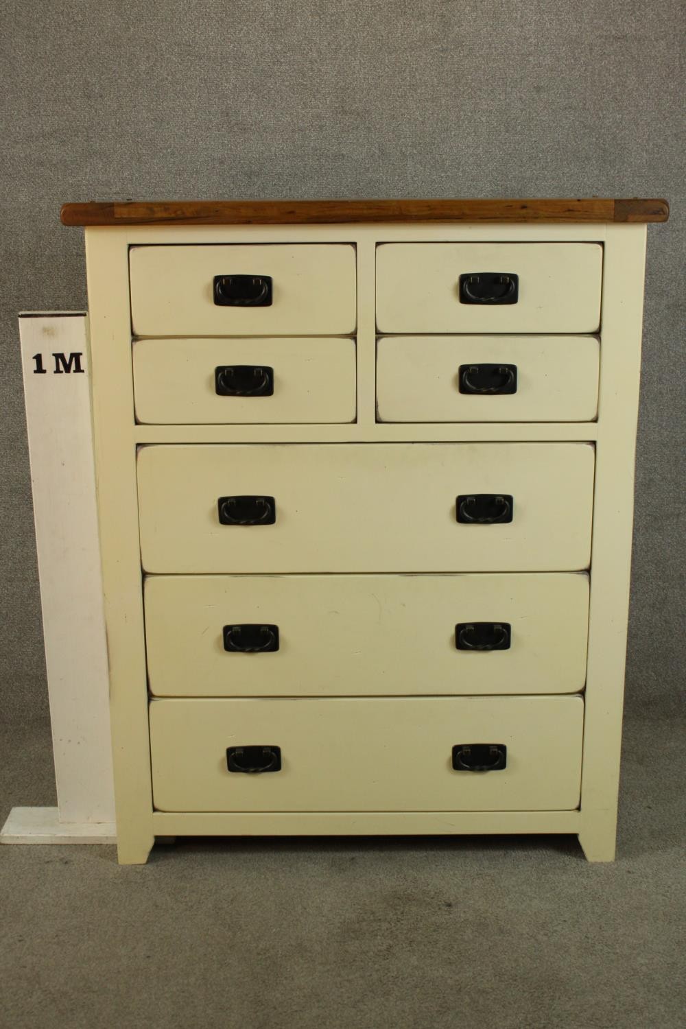 A contemporary painted oak chest of four short over three long chest of drawers raised on shaped - Image 2 of 5