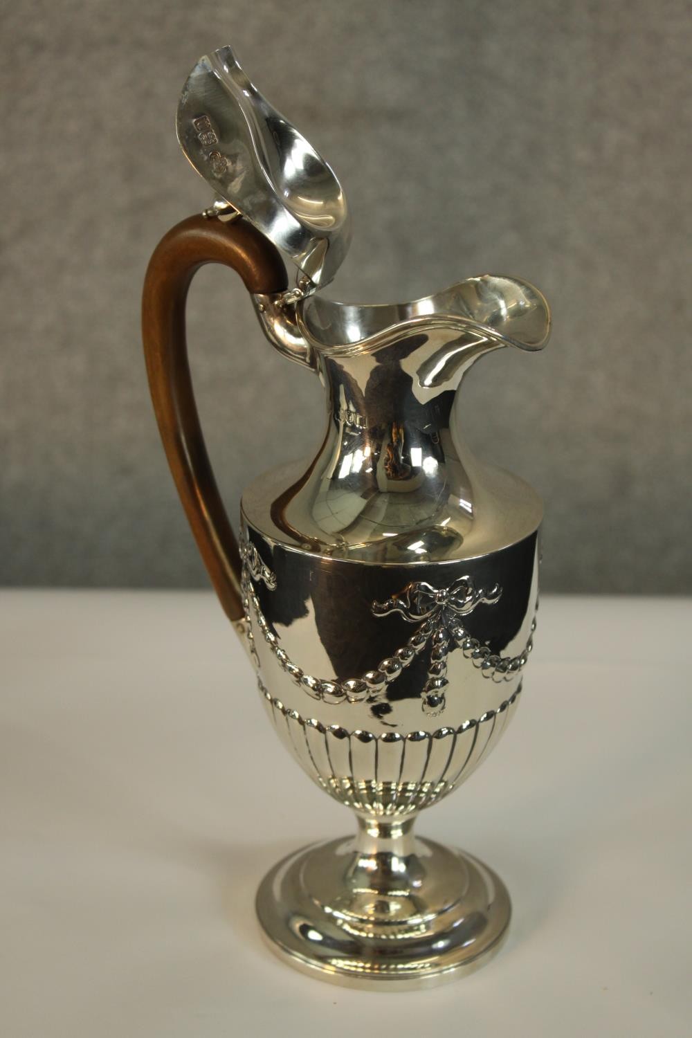 An Edwardian hallmarked silver coffee pot, hallmarked for Gold & Silversmiths Company, London - Image 3 of 4