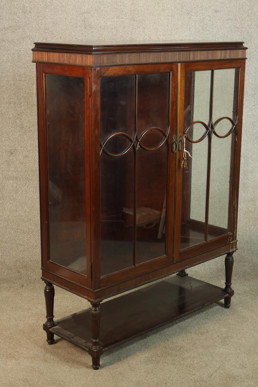 A late 19th/early 20th mahogany twin door display cabinet raised on turned supports and shelf - Image 3 of 5