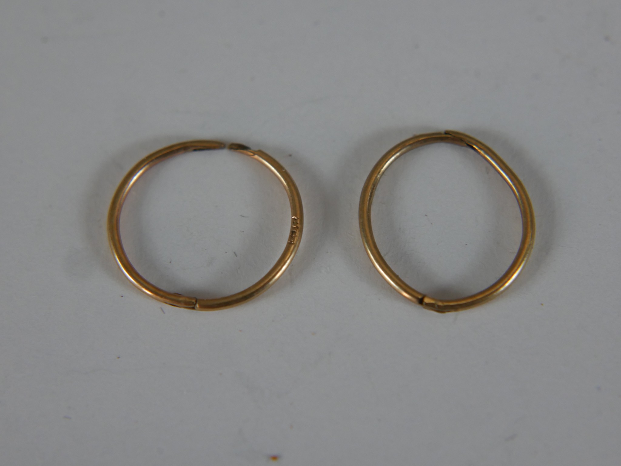 A collection of gold jewellery, including a 9ct engine turn decorated chain link cufflink, a pair of - Image 3 of 7