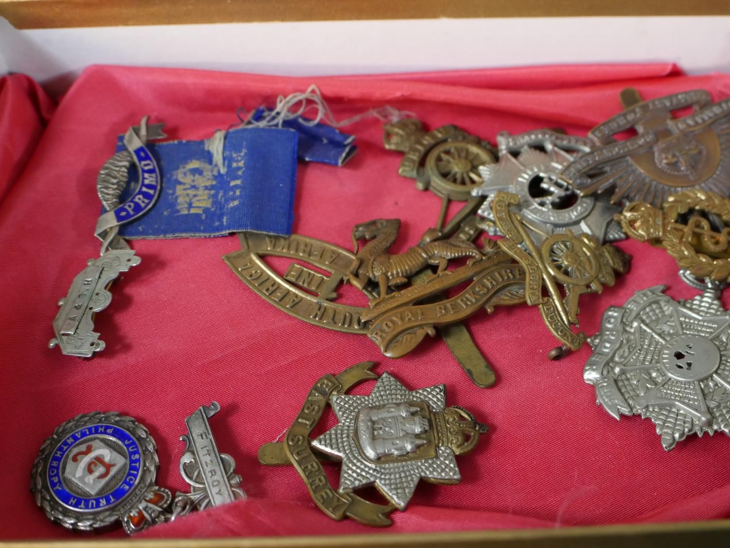 Assorted regimental cap badges, together with some military buttons and medallions. - Image 3 of 7