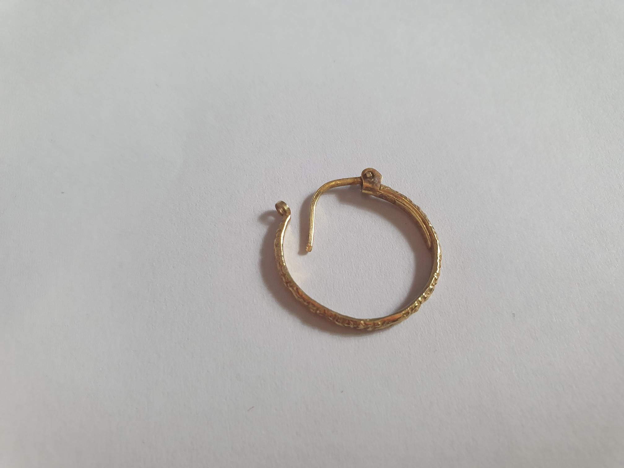 Three pairs of 9ct gold earrings and a single engraved 9ct rose gold hoop earring. The two pairs - Image 4 of 4