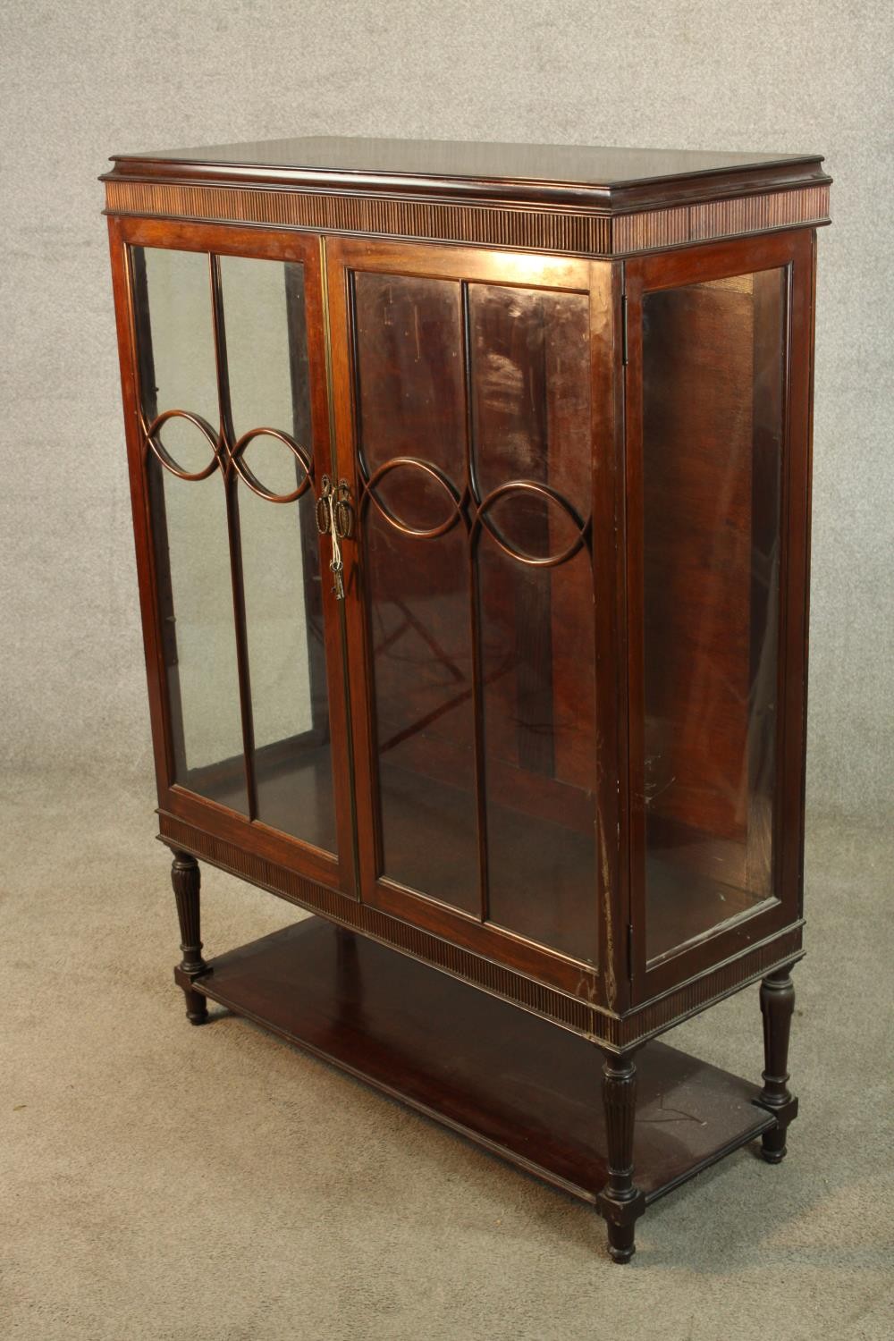 A late 19th/early 20th mahogany twin door display cabinet raised on turned supports and shelf - Image 4 of 5