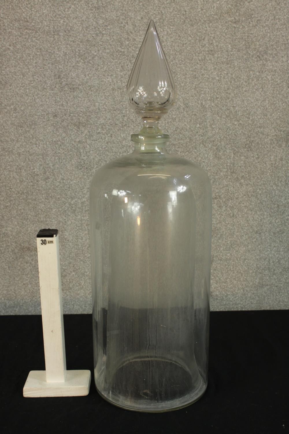 A late 19th/early 20th century clear glass Apothecary jar with teardrop finial. H.65cm. - Image 2 of 2