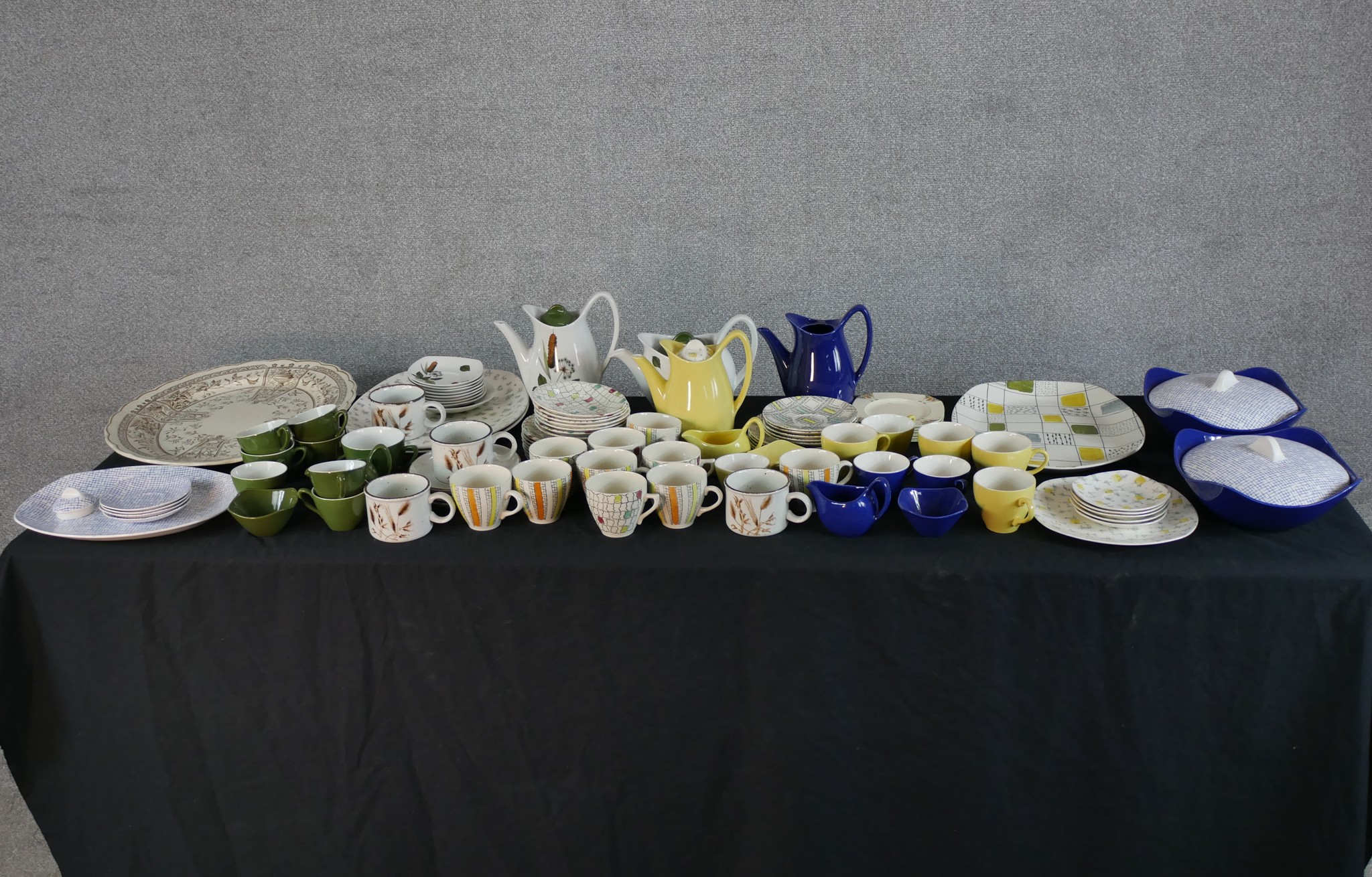 Assorted mid 20th century decorative ceramics to include Midwinter Fashion style items in the