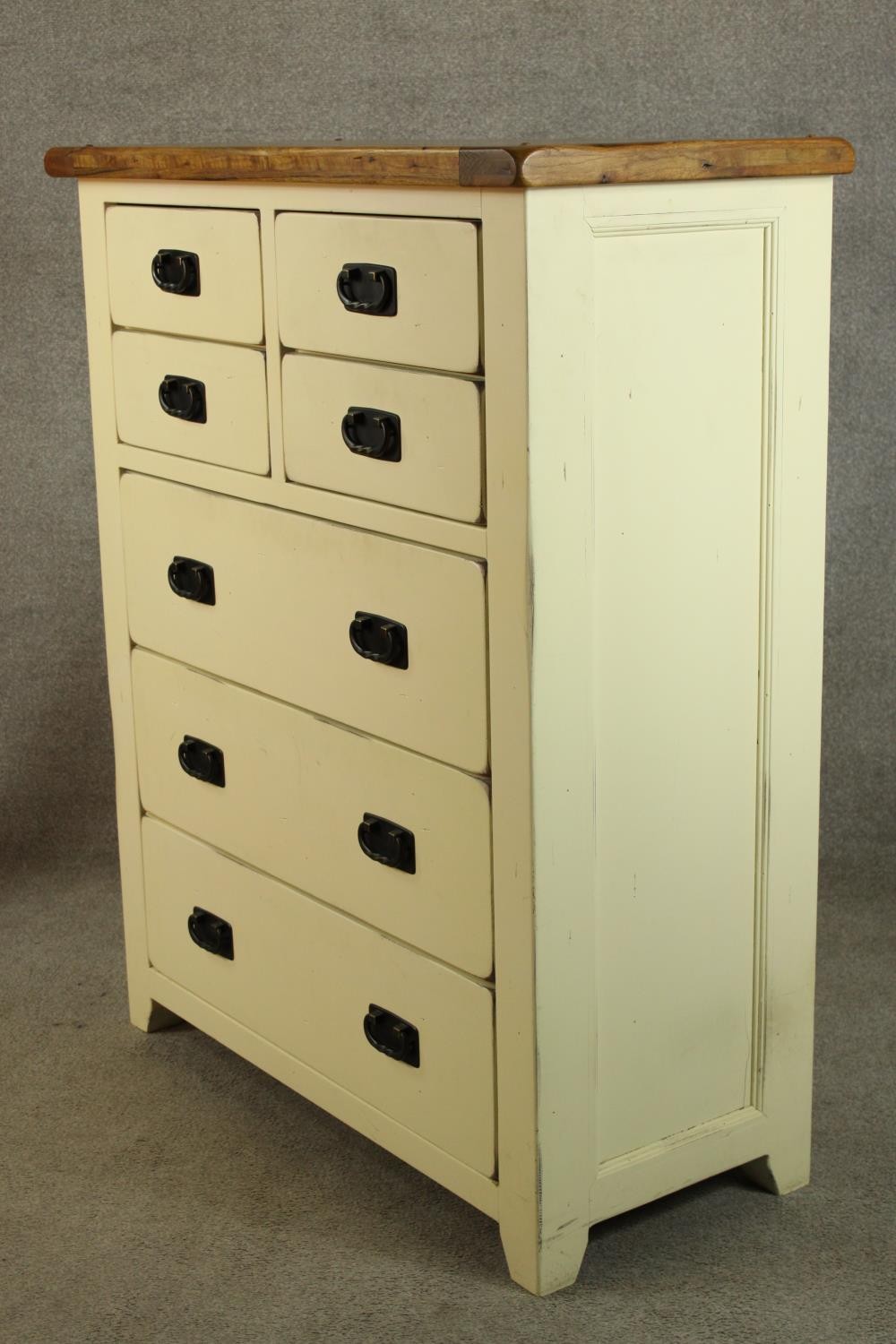 A contemporary painted oak chest of four short over three long chest of drawers raised on shaped - Image 3 of 5