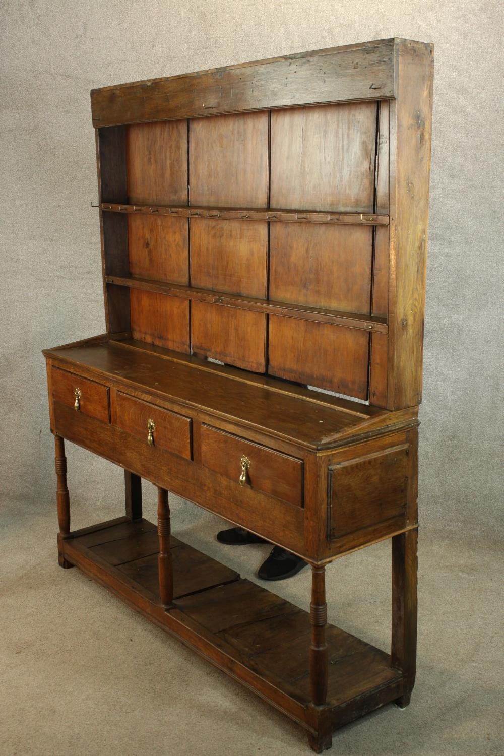 A 19th/early 20th century oak kitchen dresser, with plate rack back standing above three drawers - Image 3 of 4