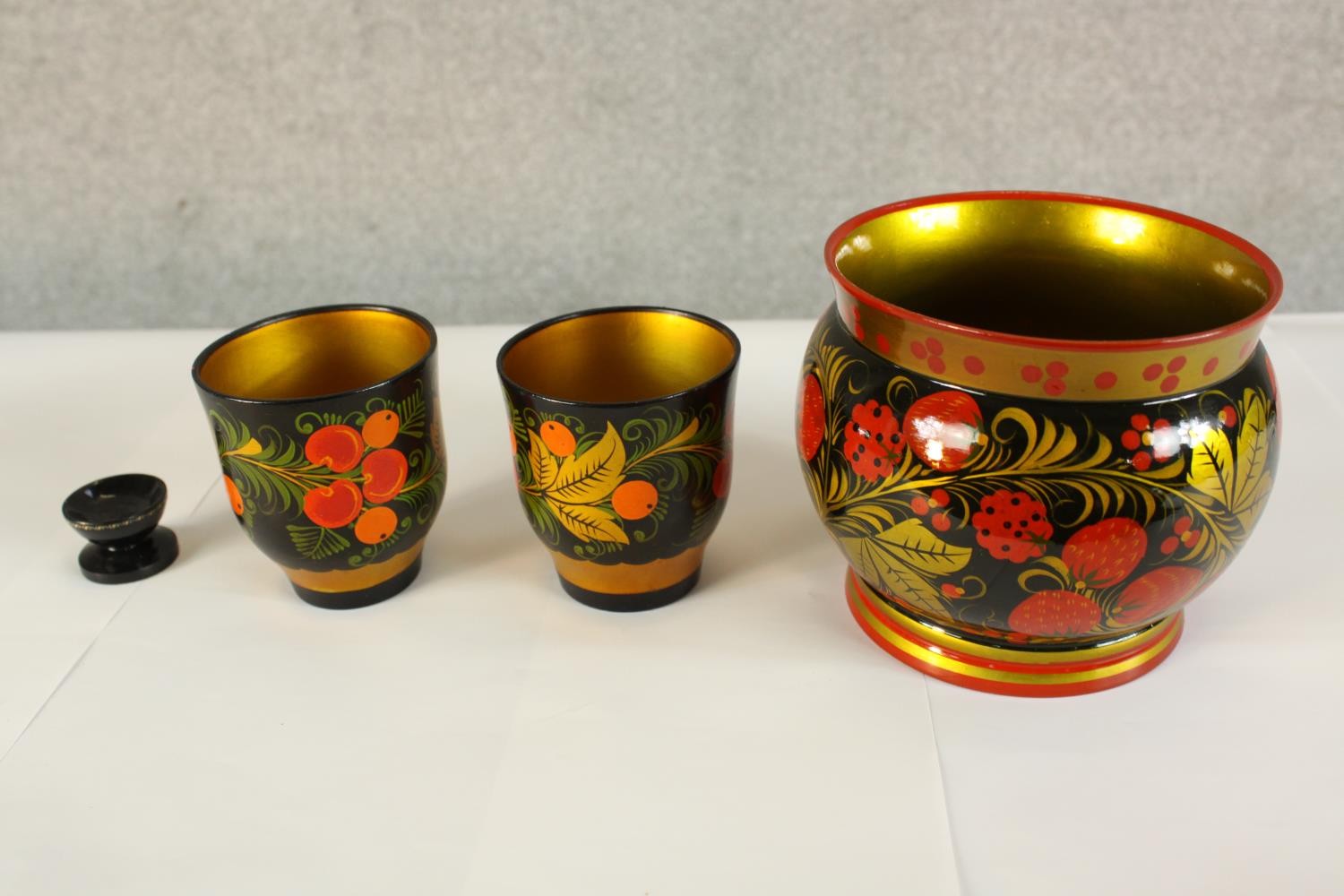 Assorted mid/ late 20th century Russian lacquer items to include spoons, eggs and cache pots - Image 5 of 8