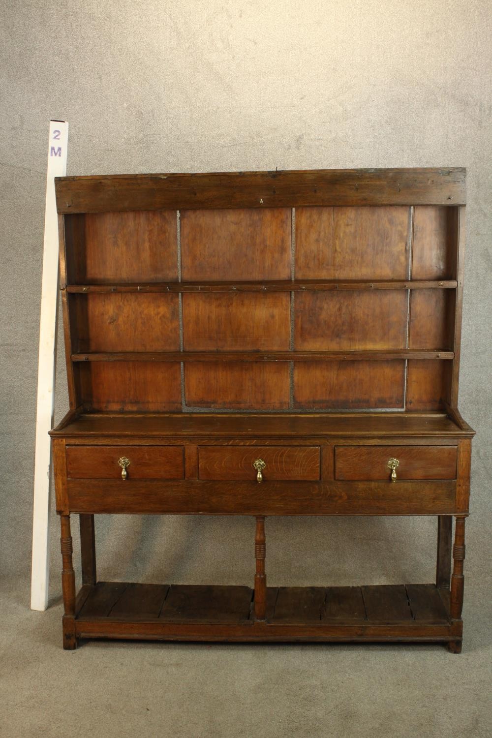 A 19th/early 20th century oak kitchen dresser, with plate rack back standing above three drawers - Image 2 of 4
