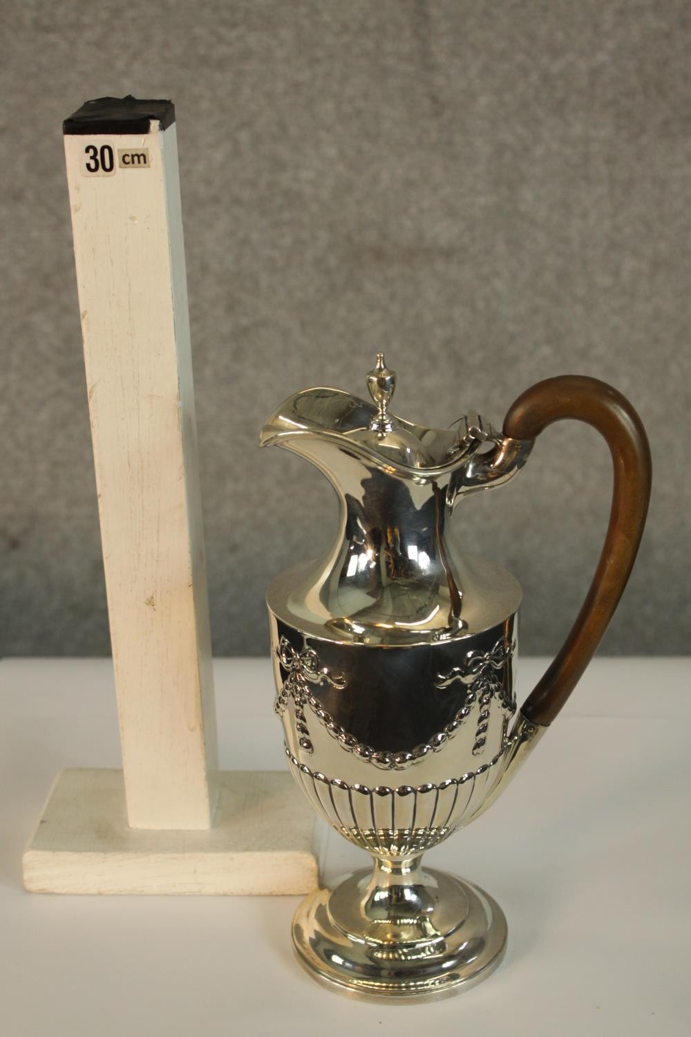 An Edwardian hallmarked silver coffee pot, hallmarked for Gold & Silversmiths Company, London - Image 2 of 4