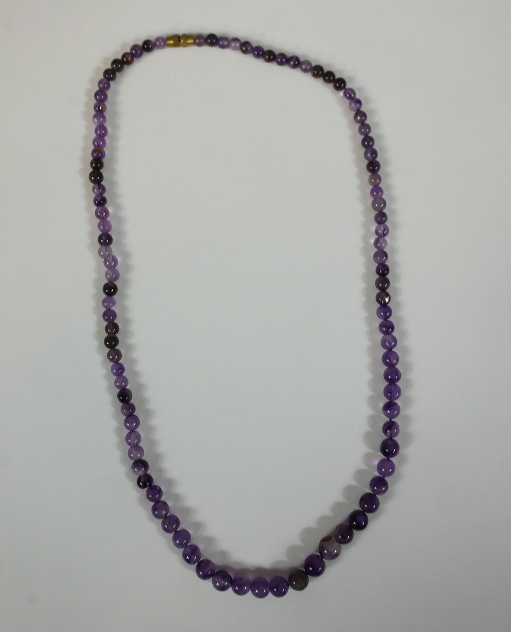 A collection of five vintage necklaces, including an amethyst graduated bead necklace, two sets of - Image 5 of 6