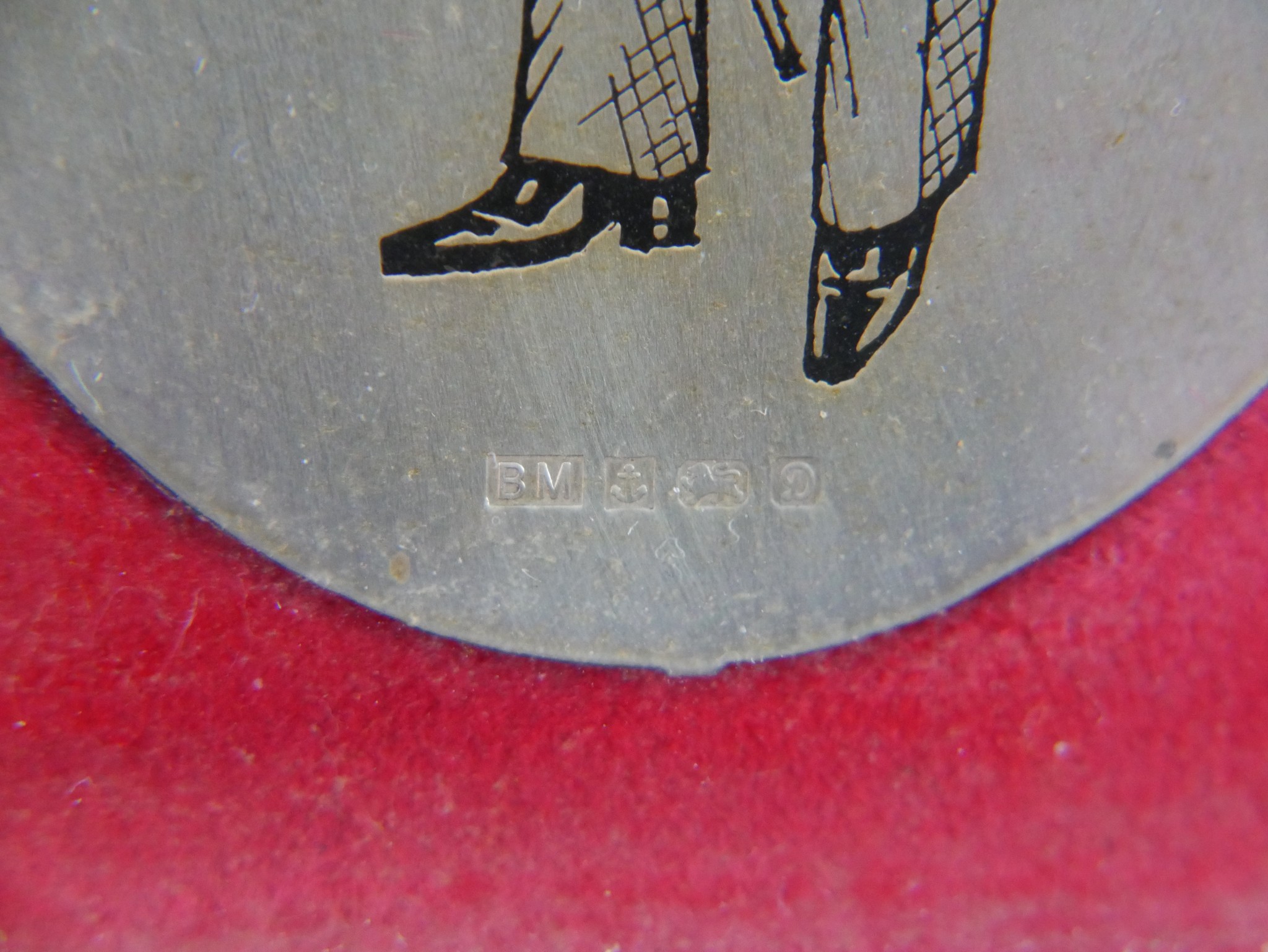 Two Elizabeth II hallmarked oval plaques, Birmingham Mint, Birmingham 1978. etched and highlighted - Image 4 of 4