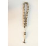 A set of silver prayer beads on silver box chain with tassel decoration. Stamped 925. L.20cm.