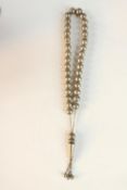 A set of silver prayer beads on silver box chain with tassel decoration. Stamped 925. L.20cm.