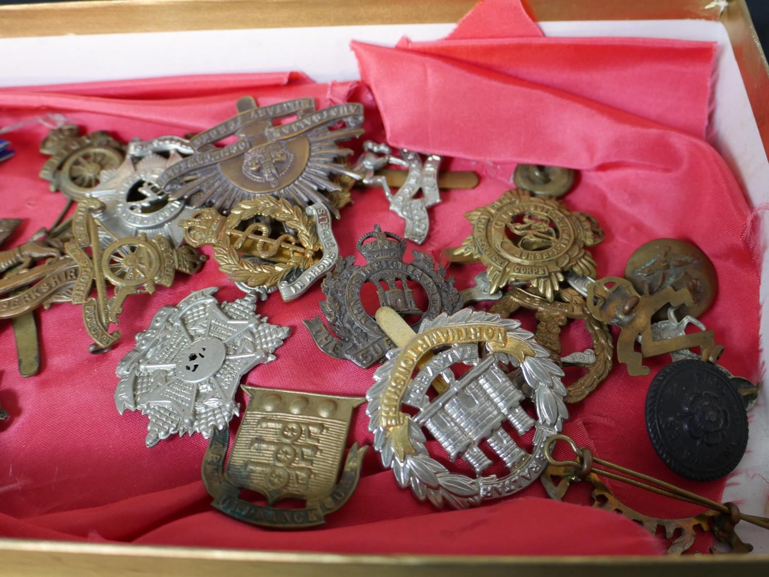 Assorted regimental cap badges, together with some military buttons and medallions. - Image 2 of 7