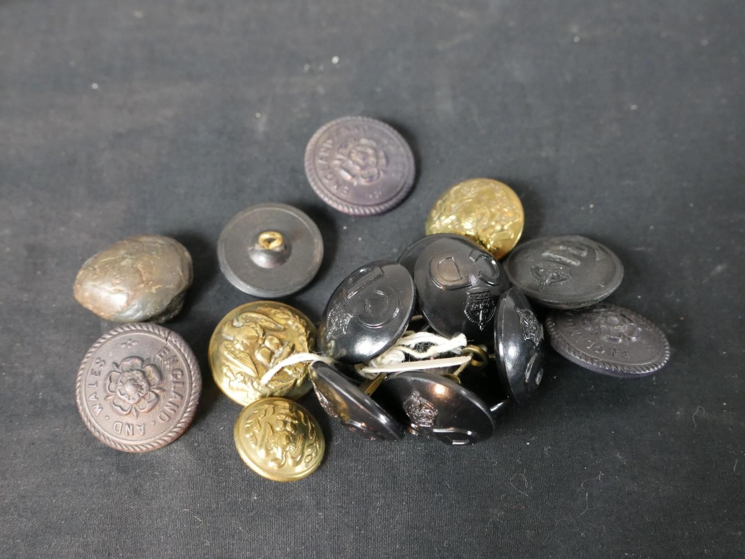 Assorted regimental cap badges, together with some military buttons and medallions. - Image 7 of 7