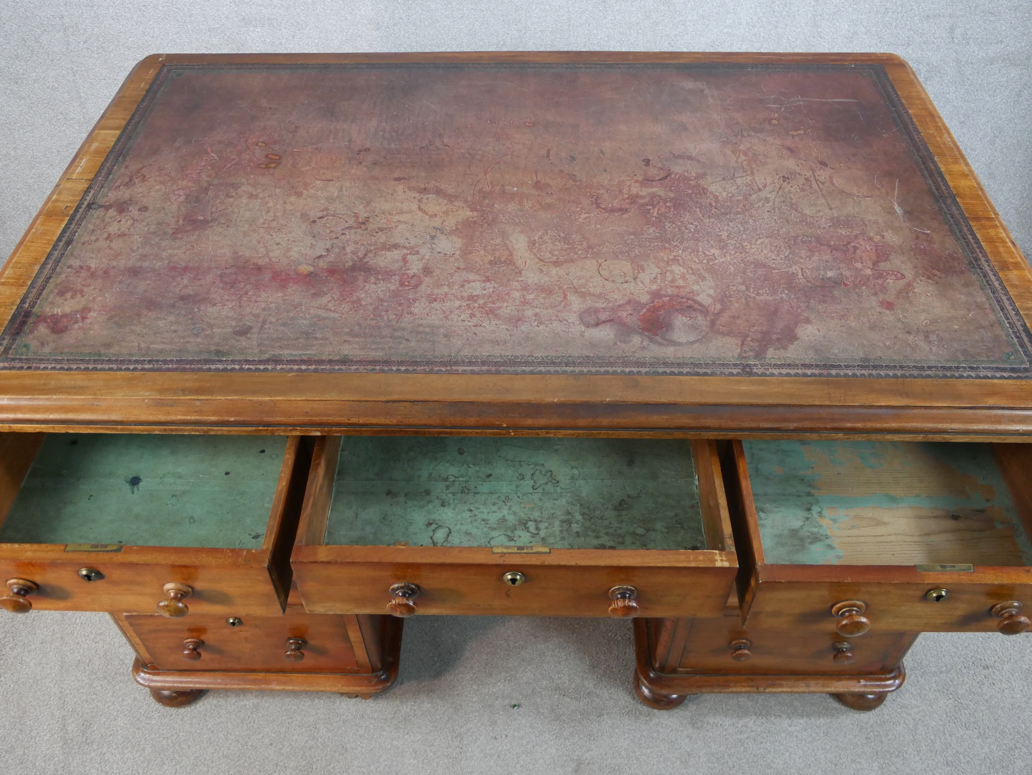 A Victorian mahogany and leather inset twin pedestal writing desk with turned handles raised on - Image 3 of 7