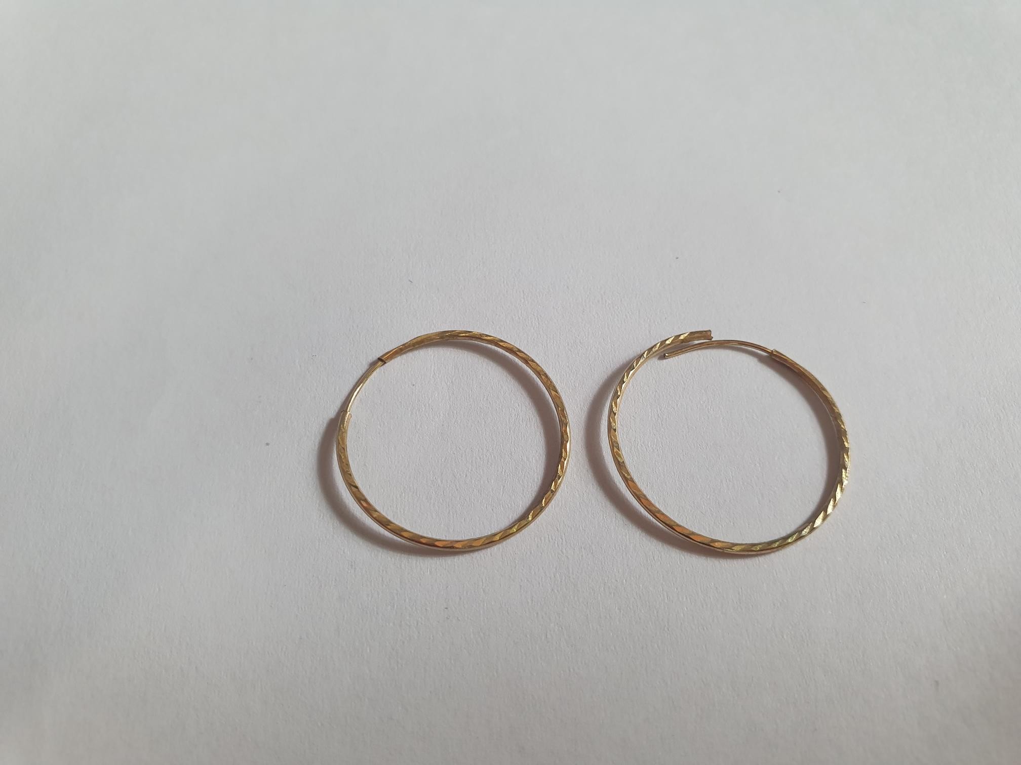 Three pairs of 9ct gold earrings and a single engraved 9ct rose gold hoop earring. The two pairs - Image 3 of 4