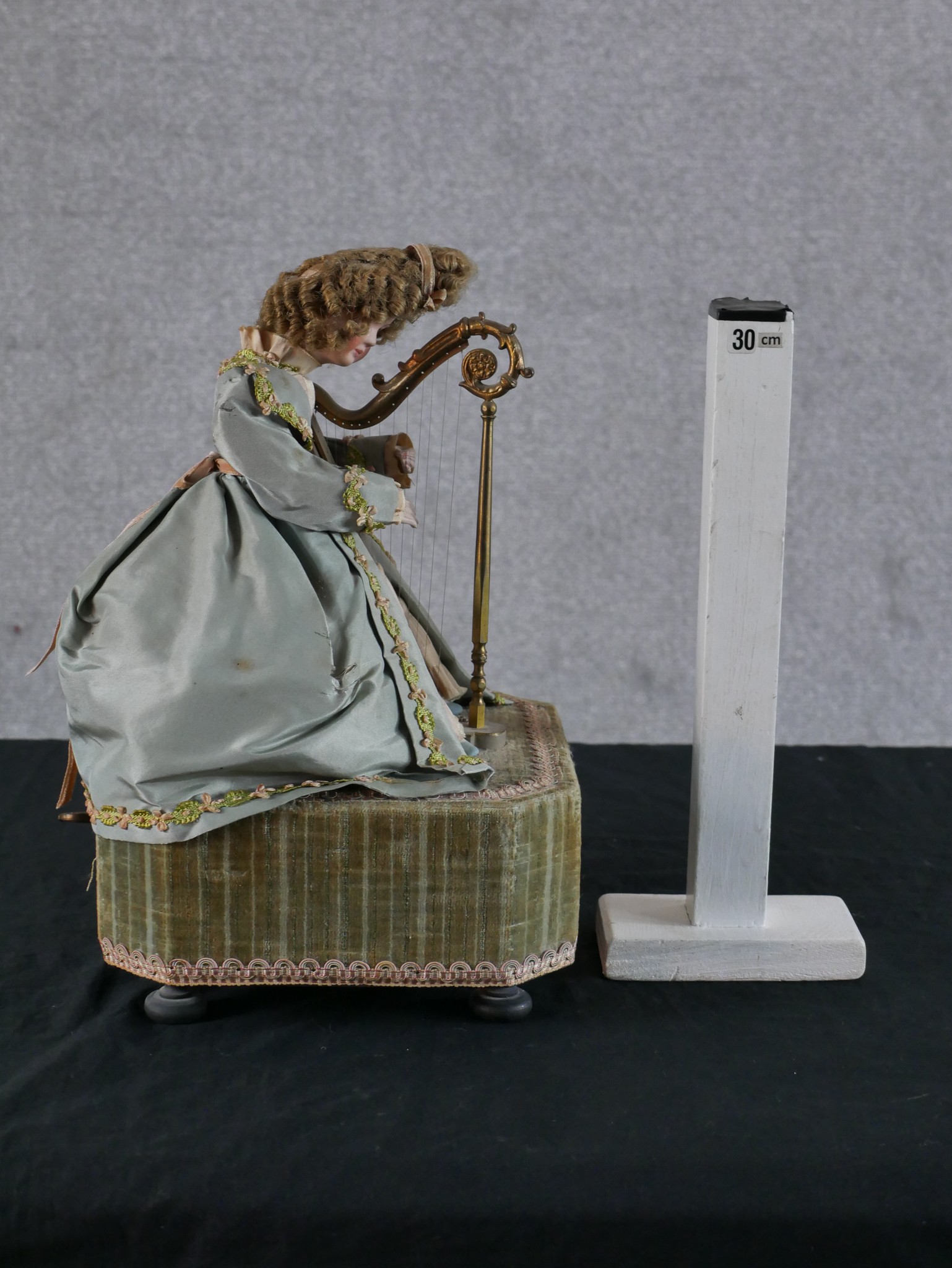 A 20th century Reuge of Switzerland musical automaton in the form of a lady playing the harp - Image 2 of 5