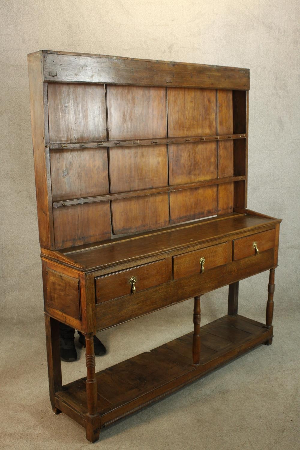 A 19th/early 20th century oak kitchen dresser, with plate rack back standing above three drawers - Image 4 of 4