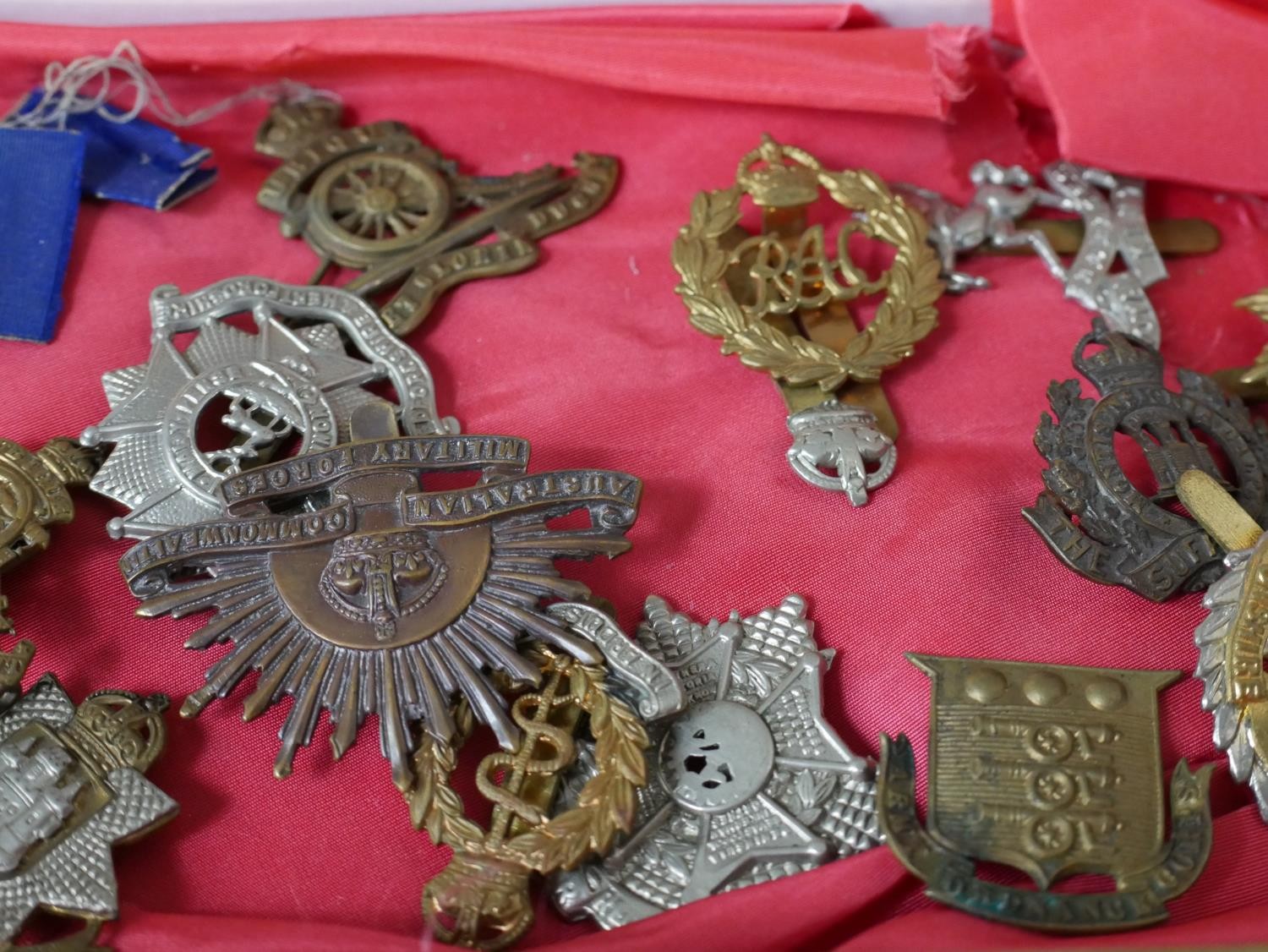 Assorted regimental cap badges, together with some military buttons and medallions. - Image 4 of 7