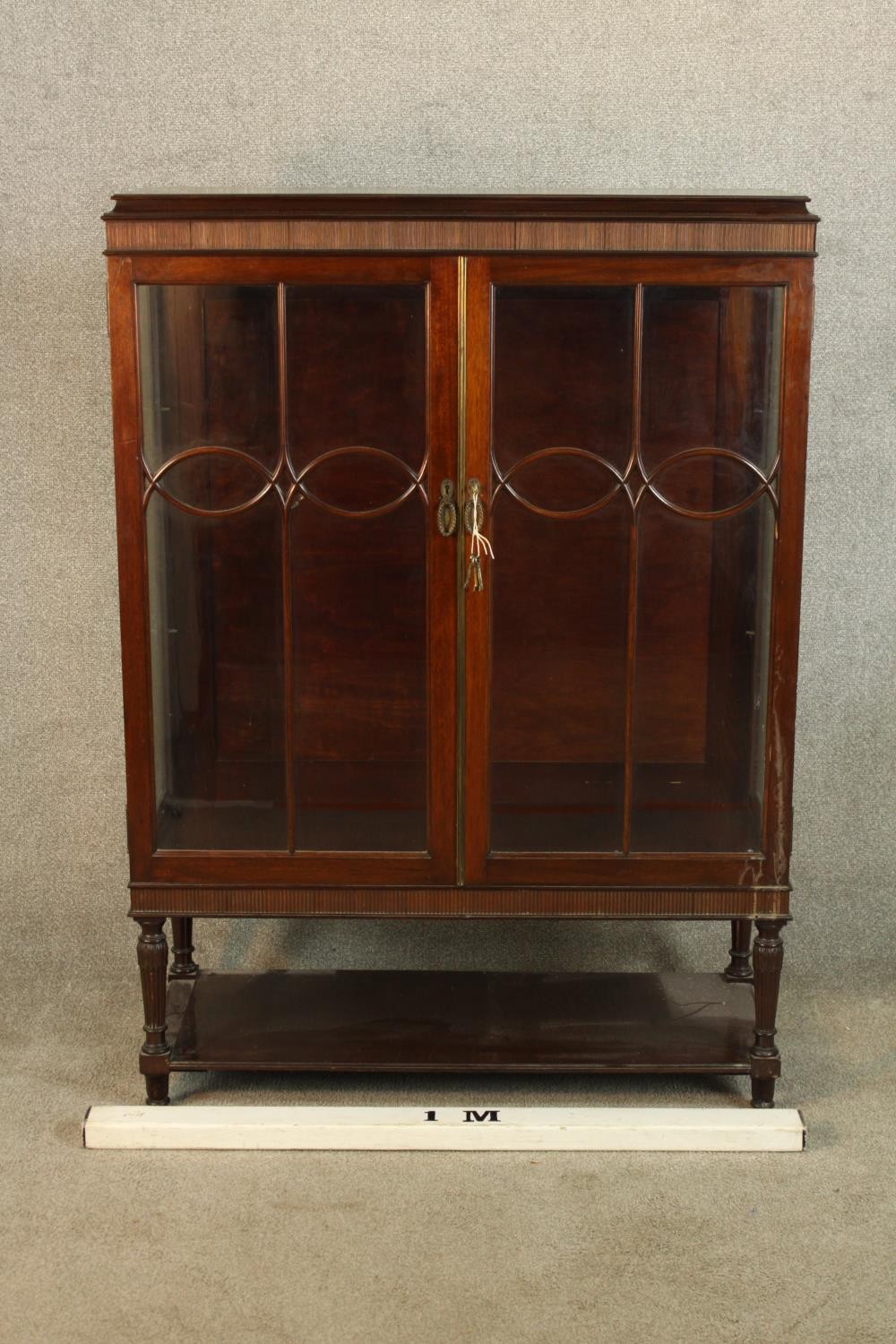 A late 19th/early 20th mahogany twin door display cabinet raised on turned supports and shelf - Image 2 of 5