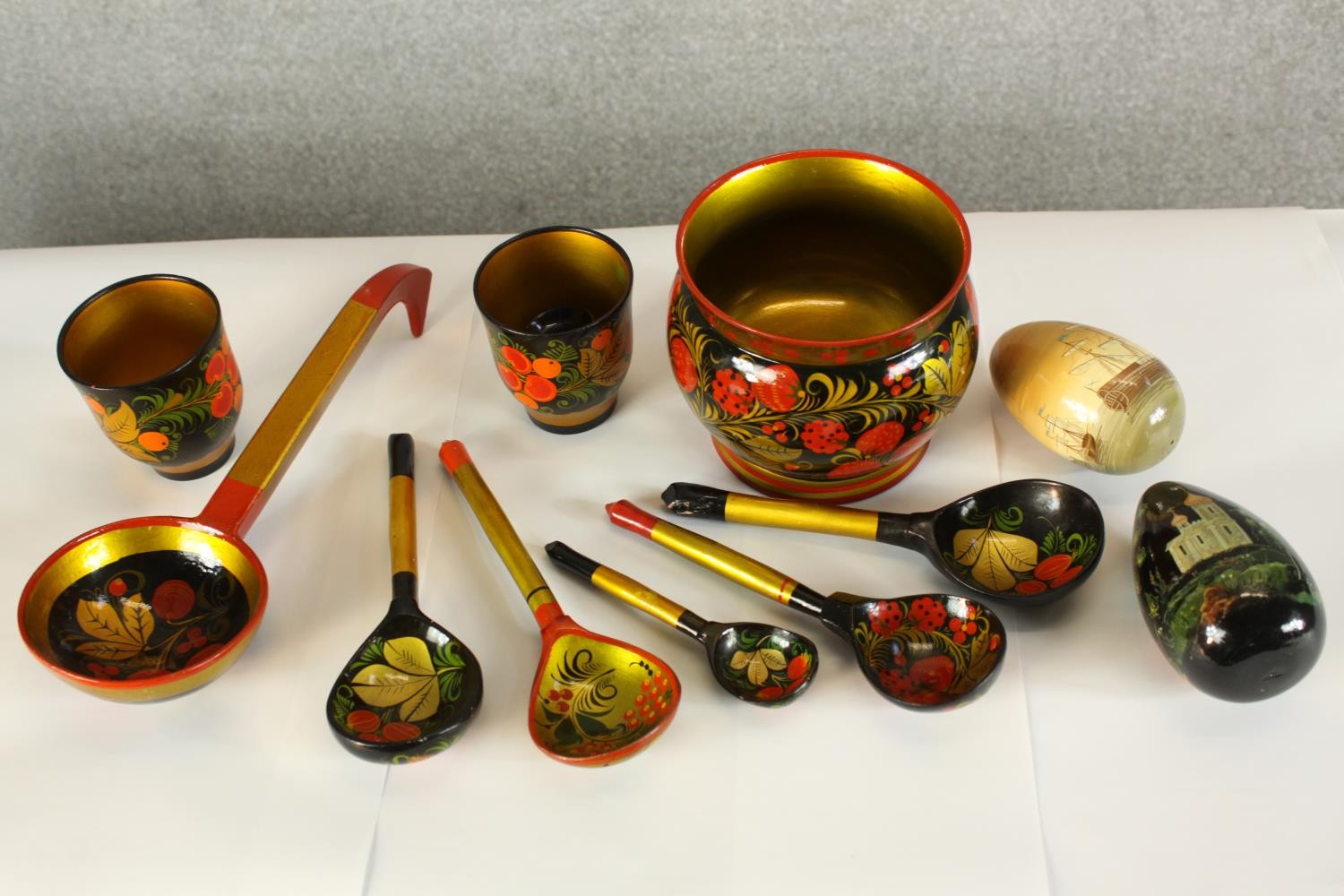 Assorted mid/ late 20th century Russian lacquer items to include spoons, eggs and cache pots - Image 2 of 8