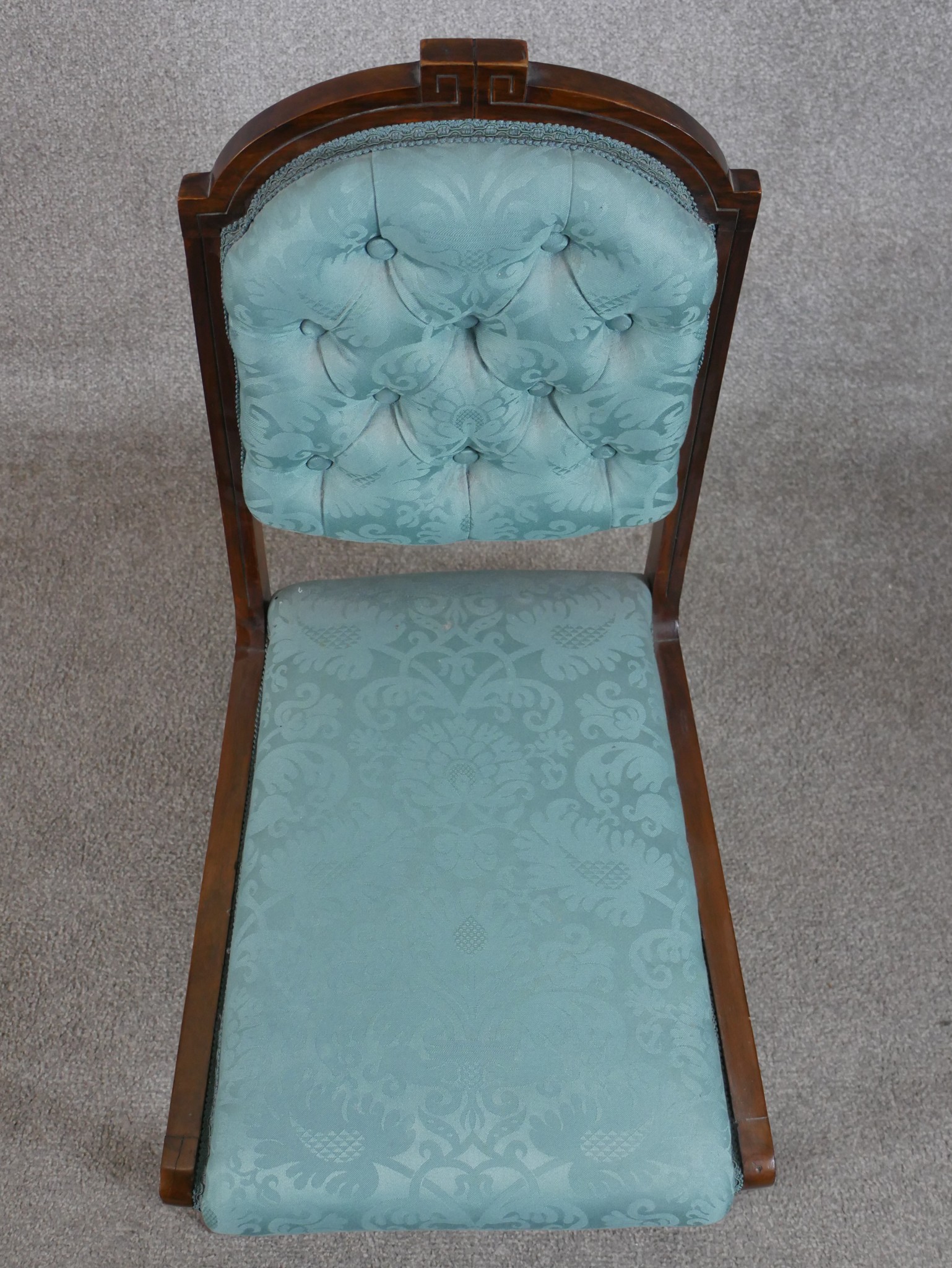 A 19th/early 20th century mahogany framed blue damask button back child's chair raised on sabre - Image 5 of 5