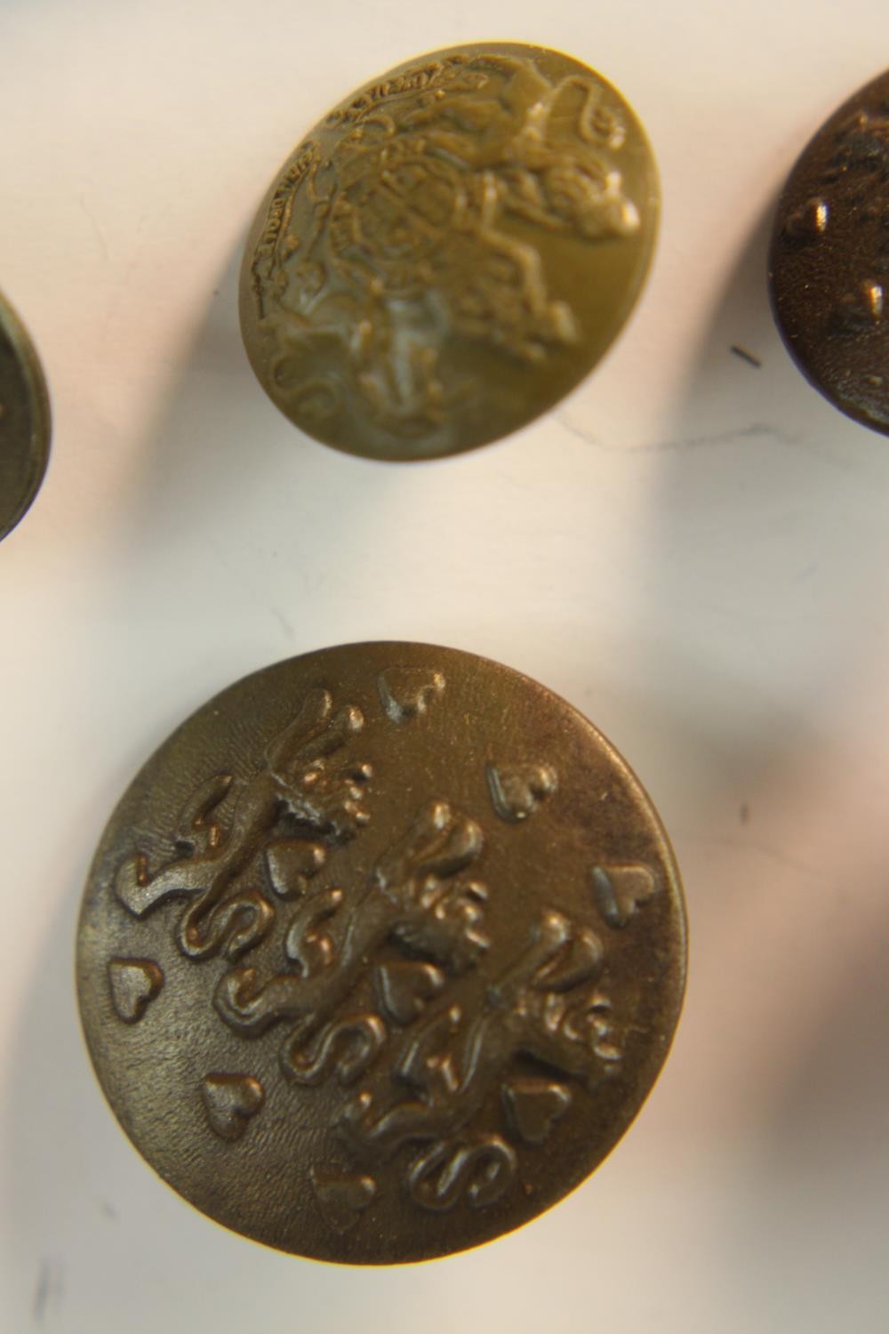 A collection of Danish military badges and uniform buttons, various designs. - Image 7 of 8