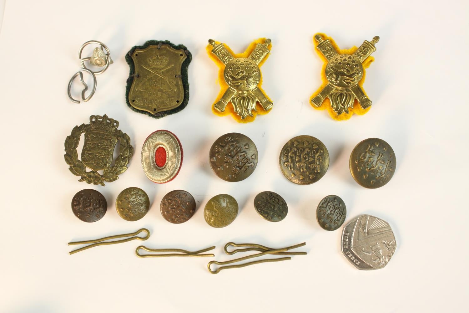 A collection of Danish military badges and uniform buttons, various designs. - Image 2 of 8