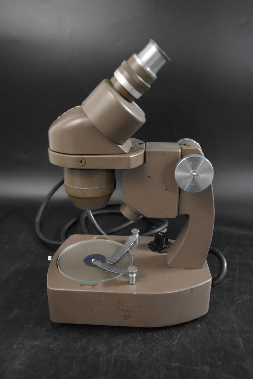 A mid 20th century electric microscope by Propper No. 56994. H.31cm - Image 3 of 6