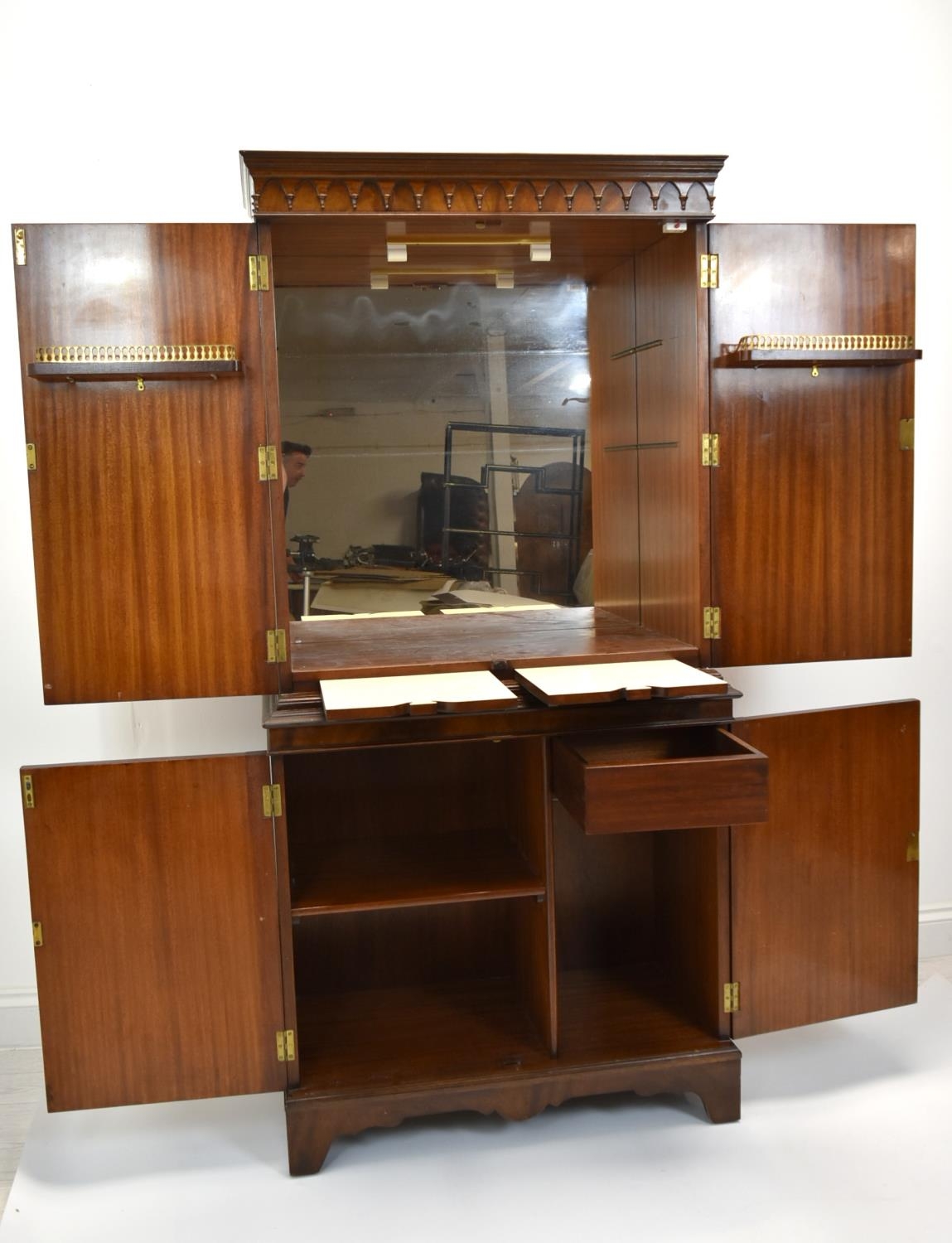 An early 20th century Georgian style inlaid mahogany twin door display cabinet opening to reveal - Image 4 of 4