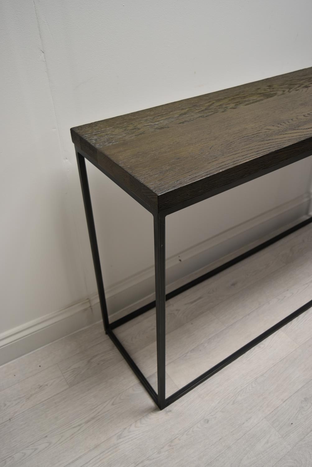A contemporary metal framed console / side table with faux wood grained top. H.75.5 W.120 D.36cm - Image 4 of 7