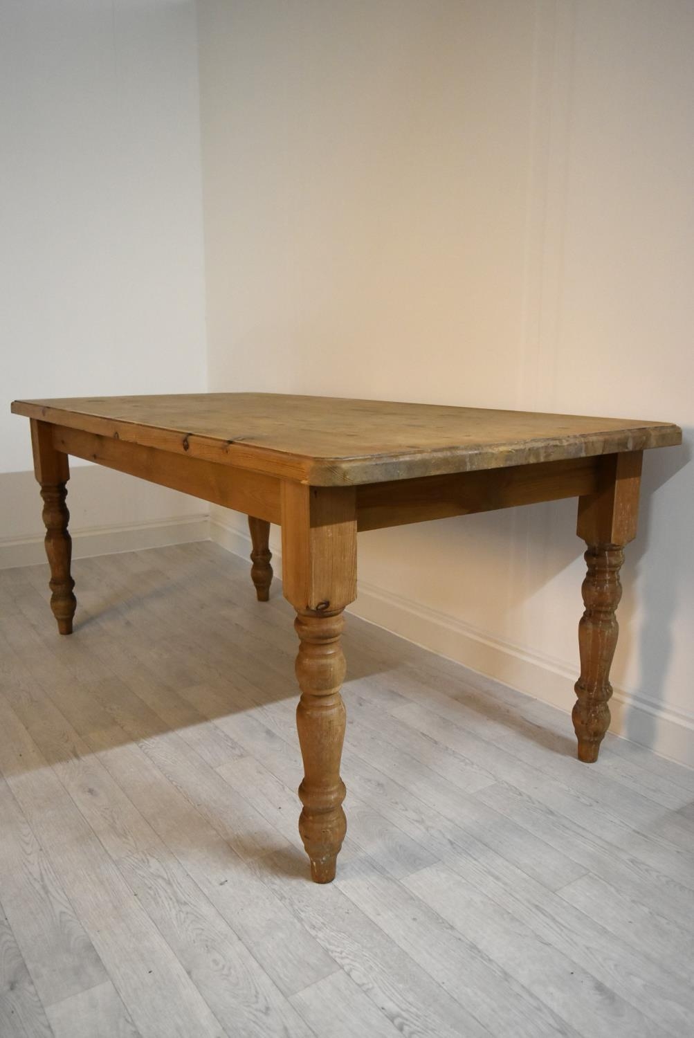 A rectangular pine farmhouse style kitchen table raised on turned supports. H.77 W.183 D.92cm - Image 4 of 6