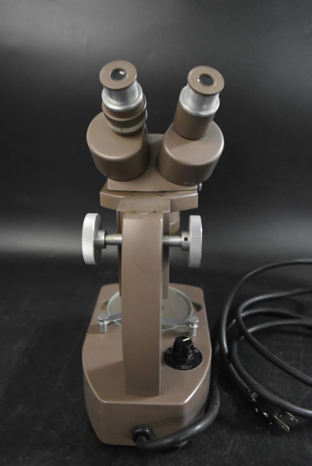 A mid 20th century electric microscope by Propper No. 56994. H.31cm - Image 4 of 6