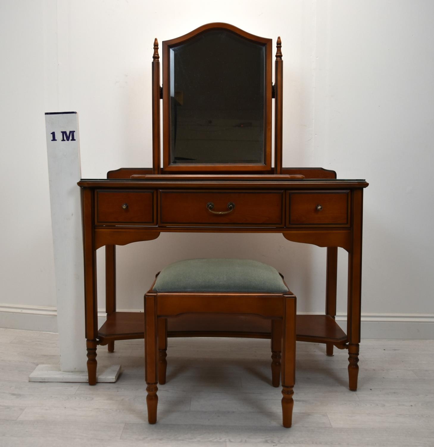 A contemporary mahogany three piece bedroom set to include dressing table mirror, three drawer - Image 2 of 4