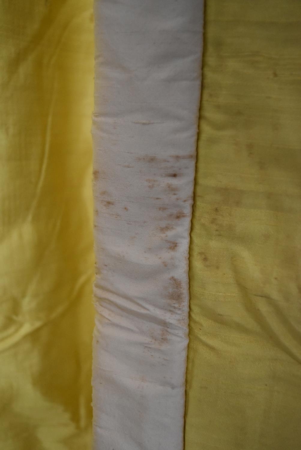 A single bright yellow silk pinch pleated interlined curtain. H.318 W.105cm - Image 6 of 6