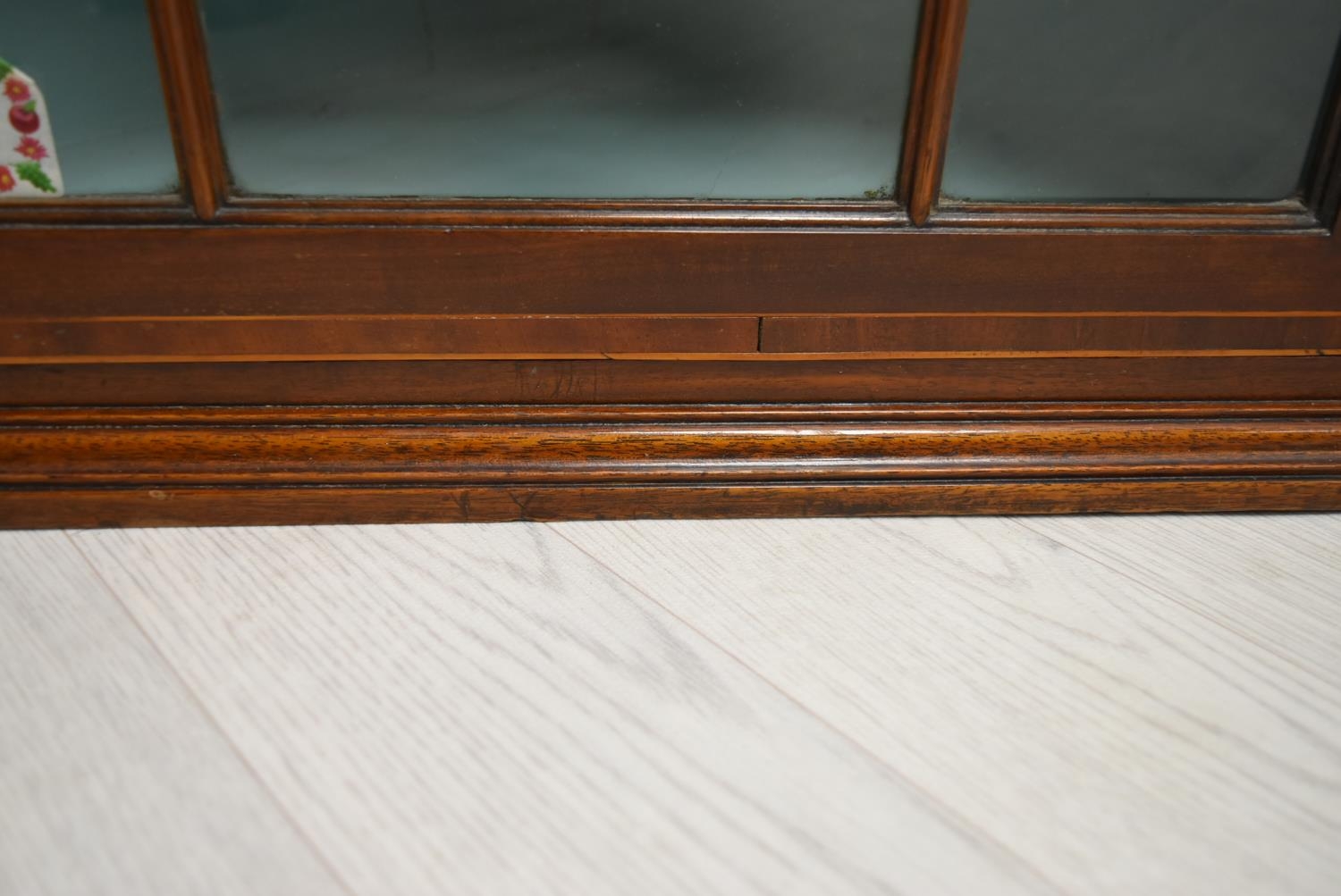 A George III mahogany single door corner cupboard with dentil cornice and single astragal glazed - Image 8 of 9