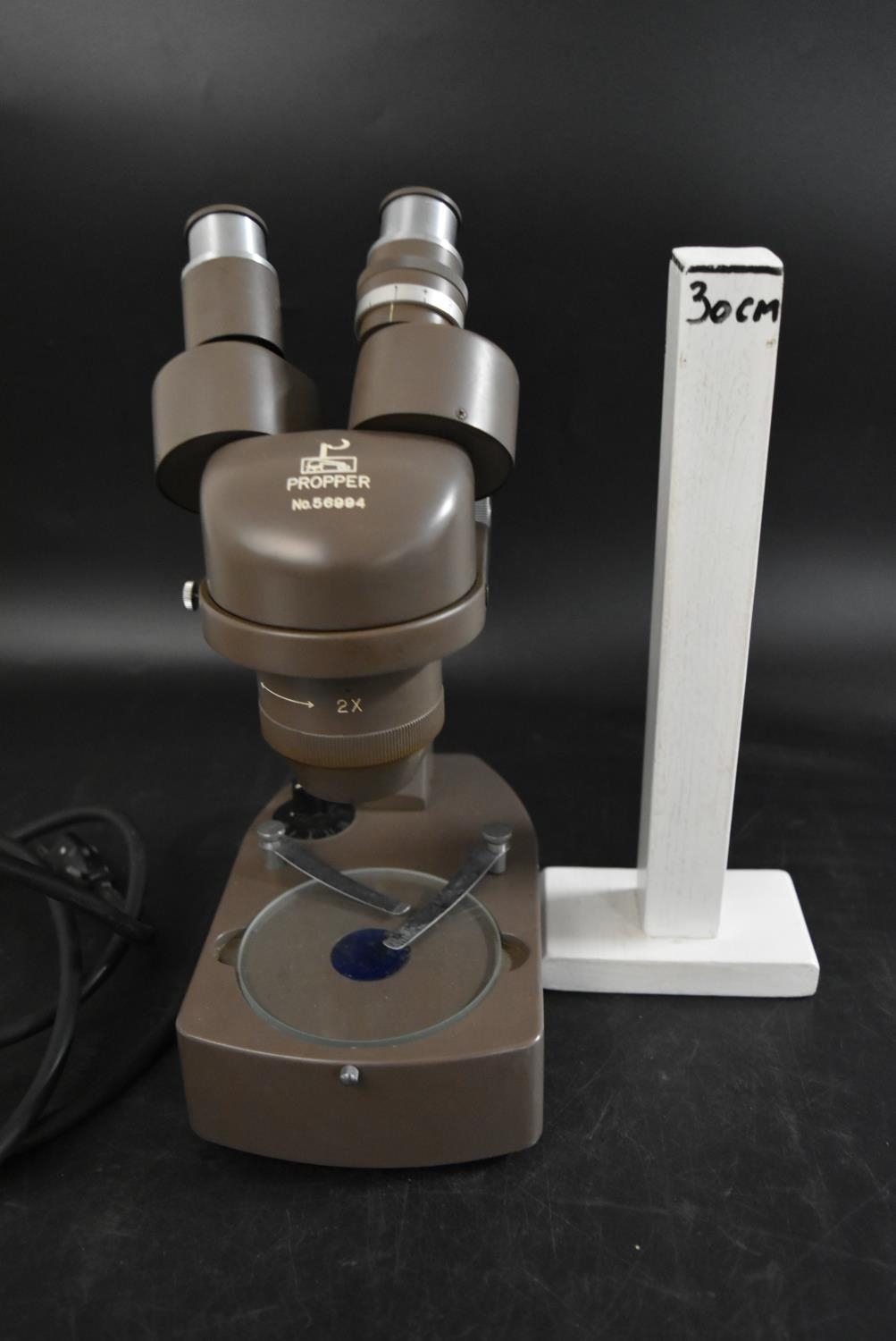 A mid 20th century electric microscope by Propper No. 56994. H.31cm - Image 2 of 6