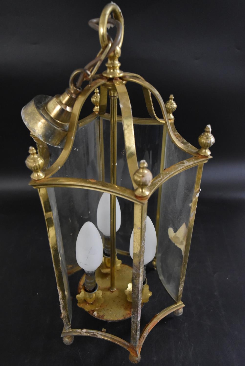 A contemporary brass and inverted glass hexagonal hanging hall lantern with three lightbulb - Image 3 of 5